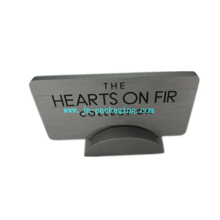 Šedý akrylátový štítok